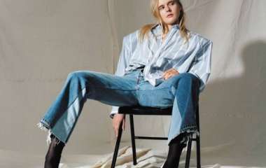 С чем носить женские джинсы клеш: модные образы и фото