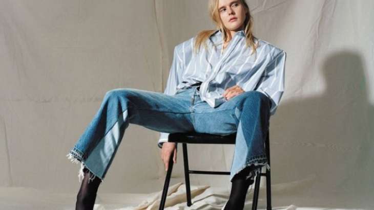 С чем носить женские джинсы клеш: модные образы и фото