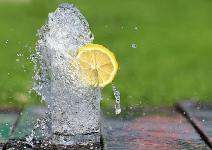 Какую воду лучше пить летом рассказали специалисты