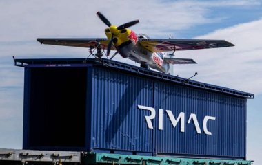 Пілот вперше приземлив літак на рухомий поїзд — відео