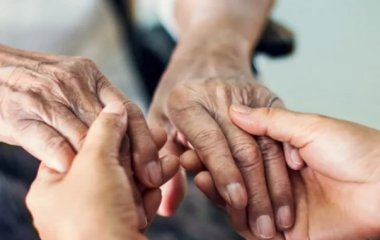 Лікарі перерахували ознаки небезпечного рівня холестерину, помітні на руках