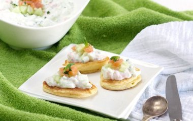 Оладьи с соусом цацики