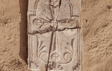 В ОАЕ, де панує іслам, виявили 1400-річний християнський хрест: чим унікальна ця знахідка