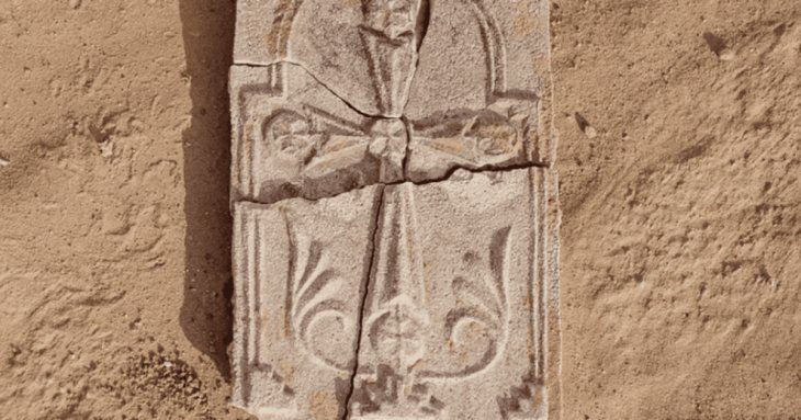 В ОАЕ, де панує іслам, виявили 1400-річний християнський хрест: чим унікальна ця знахідка