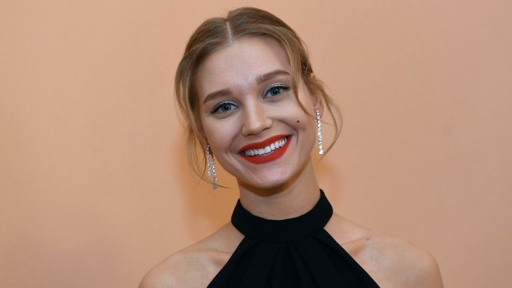 «Ох уж эти майские»: Кристина Асмус в лифчике показала складки на животе и двойной подбородок