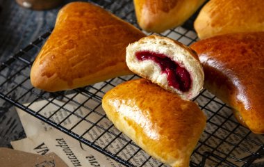 Рецепт пышных булочек с вишней