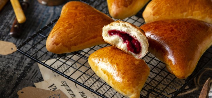 Рецепт пышных булочек с вишней