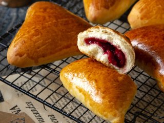 Рецепт пышных булочек с вишней