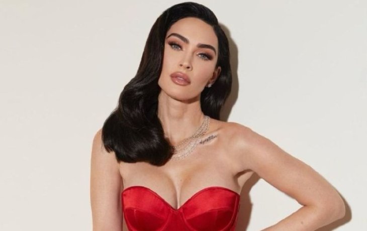 Меган Фокс коротко подстриглась и покрасила волосы в яркий цвет