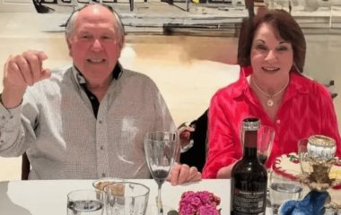 Родина благає про допомогу: над океаном зник літак із пенсіонерами та їхніми онуками