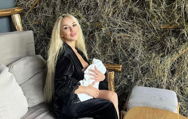 Певица СолоХа покрестила новорожденную дочь и рассекретила ее необычное имя