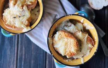 Рецепт лукового супа с гренками