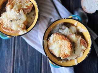Рецепт цибулевого супу з грінками