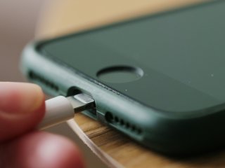 Чи можна користуватись телефоном під час заряджання і як це насправді впливає на батарею