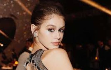 Сестры Хадид, Ирина Шейк, Кайя Гербер и Кендалл Дженнер на показе Versace