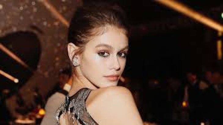 Сестри Хадід, Ірина Шейк, Кайя Гербер та Кендал Дженнер на показі Versace