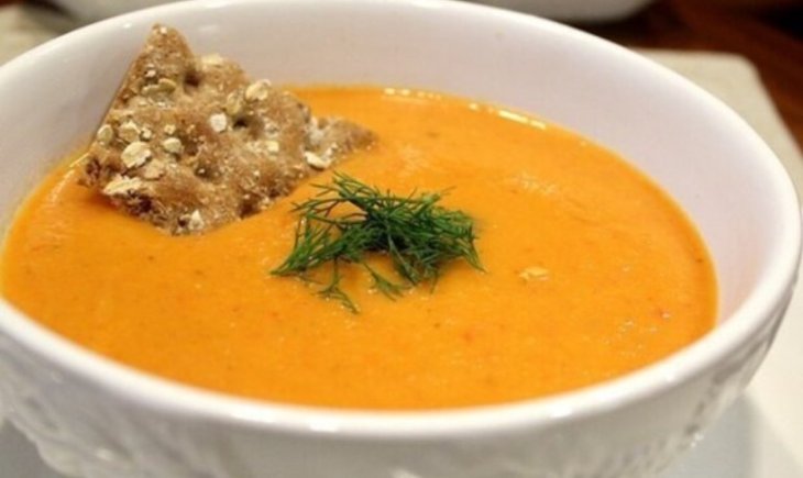 Густой пикантный суп из баклажанов и томатов: рецепт, который точно оценит вся семья