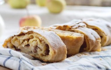 Бюджетный яблочный штрудель без яиц и масла