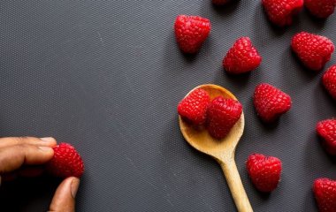 Сезон малини розпочато, проте літню ягоду можна їсти не всім — кому і коли заборонено