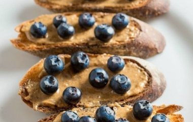 Рецепт брускетты. Арахисовая паста и черника