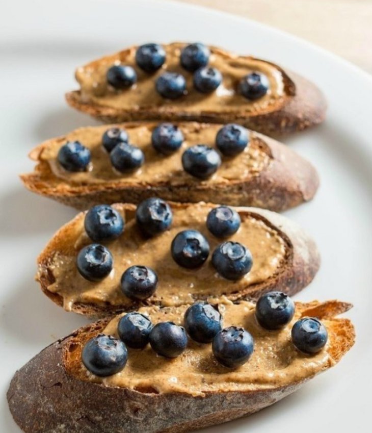 Рецепт брускетты. Арахисовая паста и черника