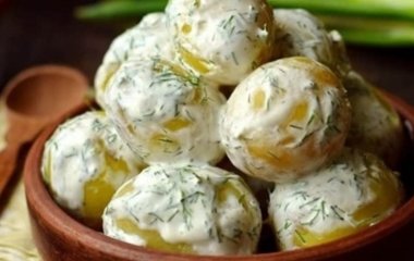 Чудо-заправка: молодая картошка с этим дешевым соусом исчезнет со стола за мгновение