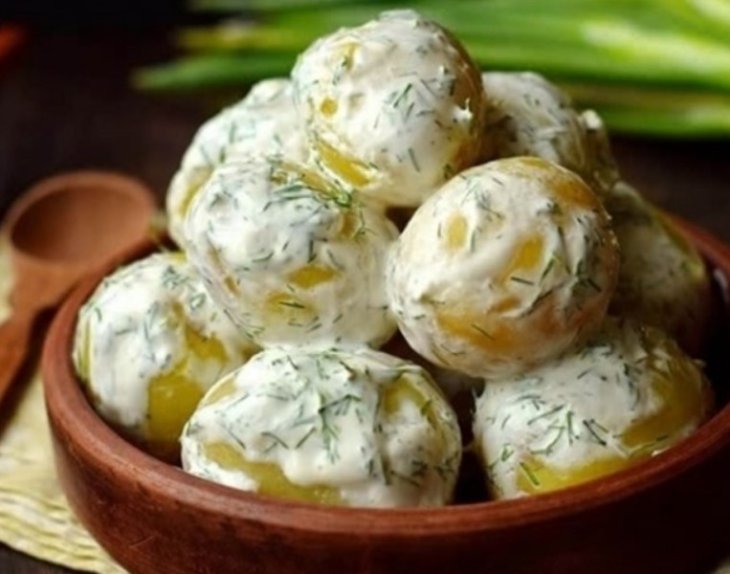 Чудо-заправка: молодая картошка с этим дешевым соусом исчезнет со стола за мгновение