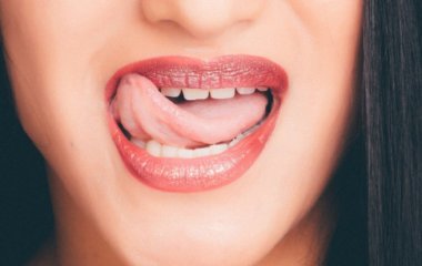 Ознакою дефіциту вітаміну B12 назвали незвичайну мову