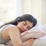 Медики назвали простой способ улучшения качества сна