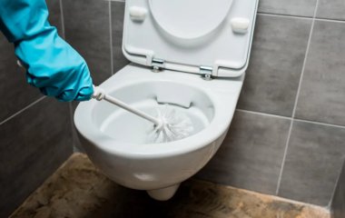 Почему в унитазе появляется желтая полоса и убрать ее без лишних усилий: простой лайфхак