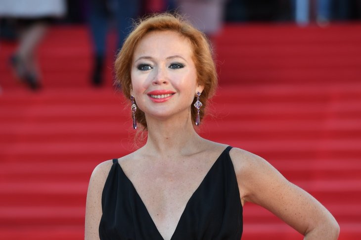 Елена Захарова позировала в белом платье
