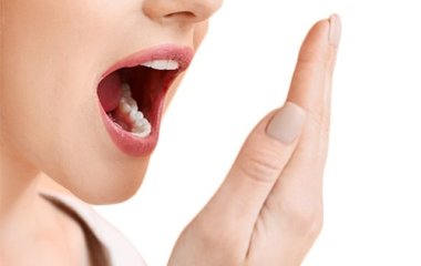 Кислый, гнилостный, горький: врач назвала болезни, на которые указывает неприятный запах изо рта