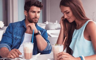 Как соблазнить девушку на отдыхе: 6 работающих приёмов