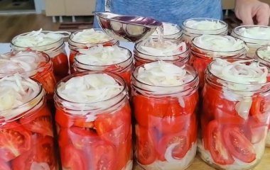Такого ви ще не куштували: оригінальний рецепт помідорів на зиму