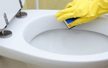 Пів склянки в унітаз – і від нальоту, іржі, сечового каменю не залишиться й сліду