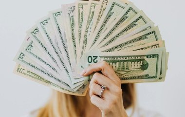 Вдова через суд повернула мільйони, які покійний чоловік переказав коханці