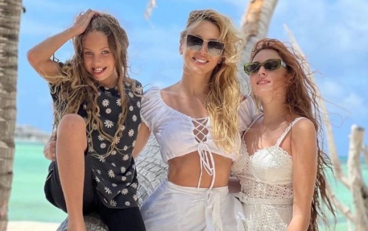 Оля Полякова вместе с дочками восхитила забавным танцем на фоне елки