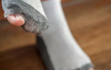 Витікатимуть гроші з гаманця й покидатиме здоров’я: чому ще не можна носити діряві шкарпетки