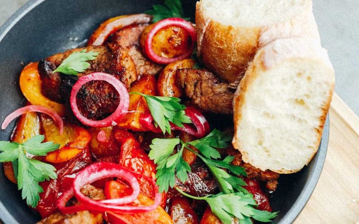 Захватит любого: рецепт жареного куриного филе с чесноком и соусом