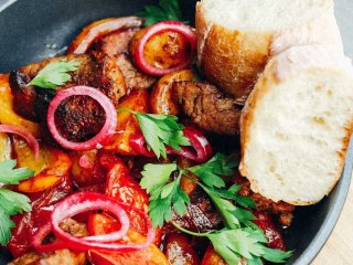 Захватит любого: рецепт жареного куриного филе с чесноком и соусом