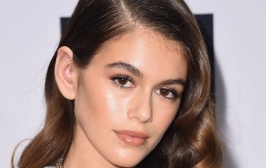 Логомания, кожа и шелк: Кайя Гербер представила коллекцию «Versace»