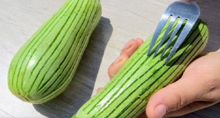 Хватит на всю семью: как приготовить мягкие и сочные лодочки из кабачков с интересной начинкой