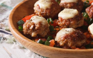 Пальчики оближешь: готовим гнезда из фарша с грибами и творожным сыром