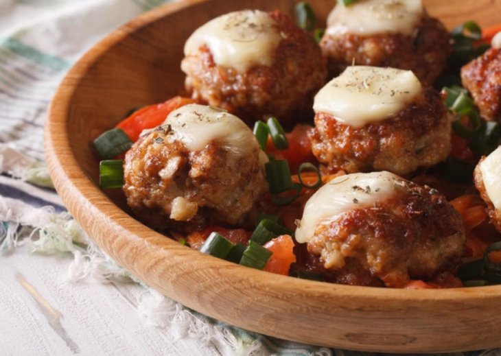 Пальчики оближеш: готуємо гнізда з фаршу з грибами та сирним сиром