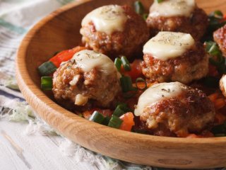 Пальчики оближешь: готовим гнезда из фарша с грибами и творожным сыром