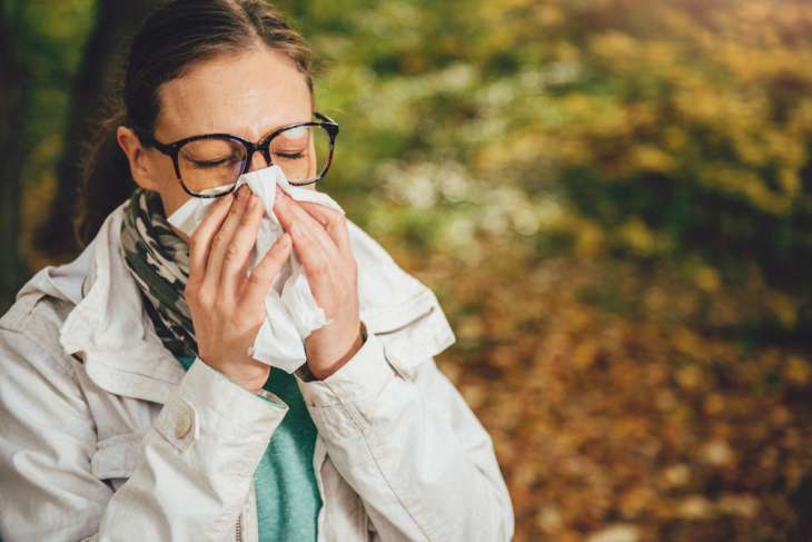 Объяснена серьезная опасность чихания с закрытым носом и ртом