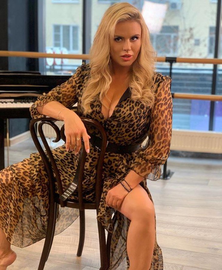 Анна Семенович поделилась семейным снимком с братом