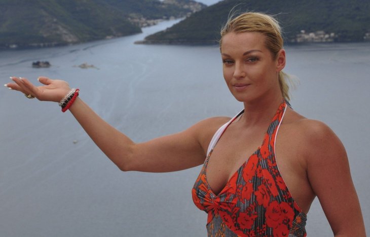 Анастасия Волочкова похвасталась растяжкой в белом бикини на снегу