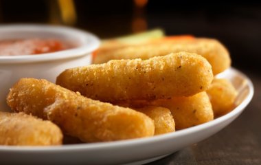 Закуска для киномарафона: рецепт сырных палочек с клюквенным соусом