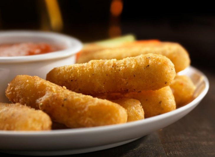 Закуска для киномарафона: рецепт сырных палочек с клюквенным соусом